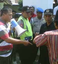 Tuntut Warganya Dibebaskan, Puluhan Orang Ngeluruk Kejari Mojokerto